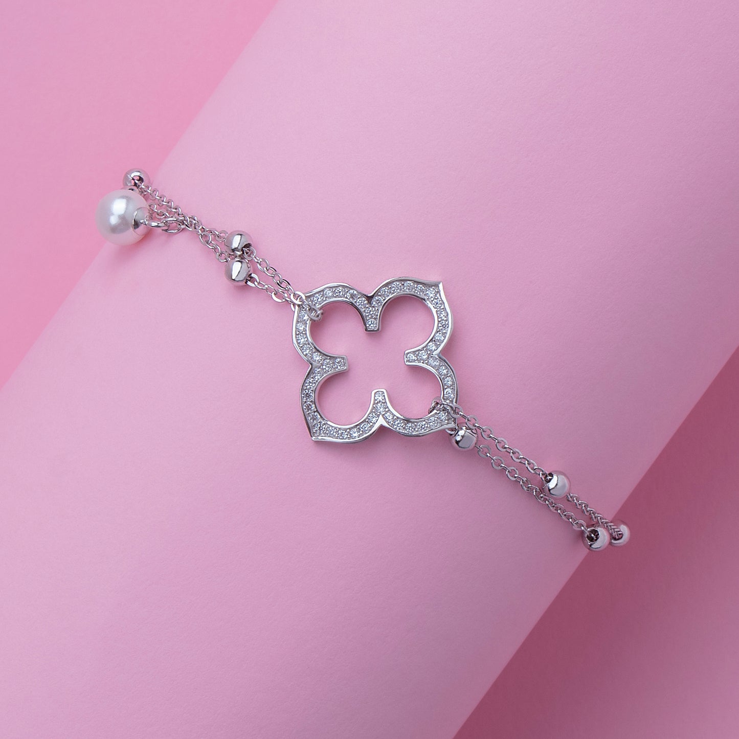 Graceful Clover Pearl Bracelet